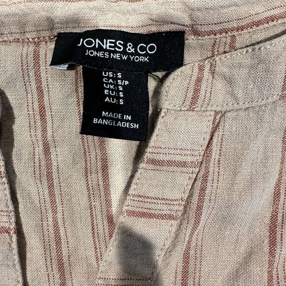 NWOT- Jones & Co Women’s Short Sleeve V Neck Cream Top Shirt Side Slit - Size SM - Picture 5 of 9